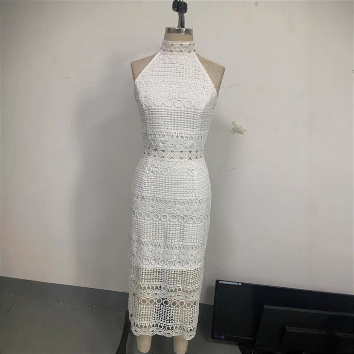 Ärmelloses Maxi-Kleid aus Spitze mit V-Ausschnitt – Bild 5 | LuxeStyle