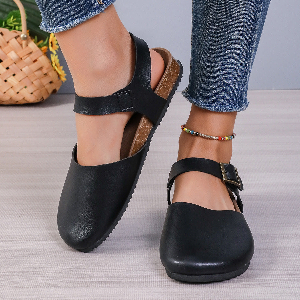 Sandalen mit Zehenkappe und Schnalle – Bild 3 | LuxeStyle