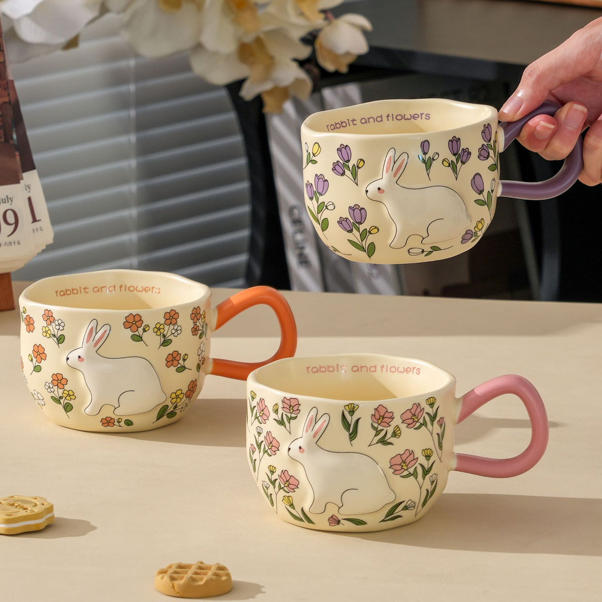Keramiktasse mit Blumen und Hasenmotiv – Bild 3 | LuxeStyle