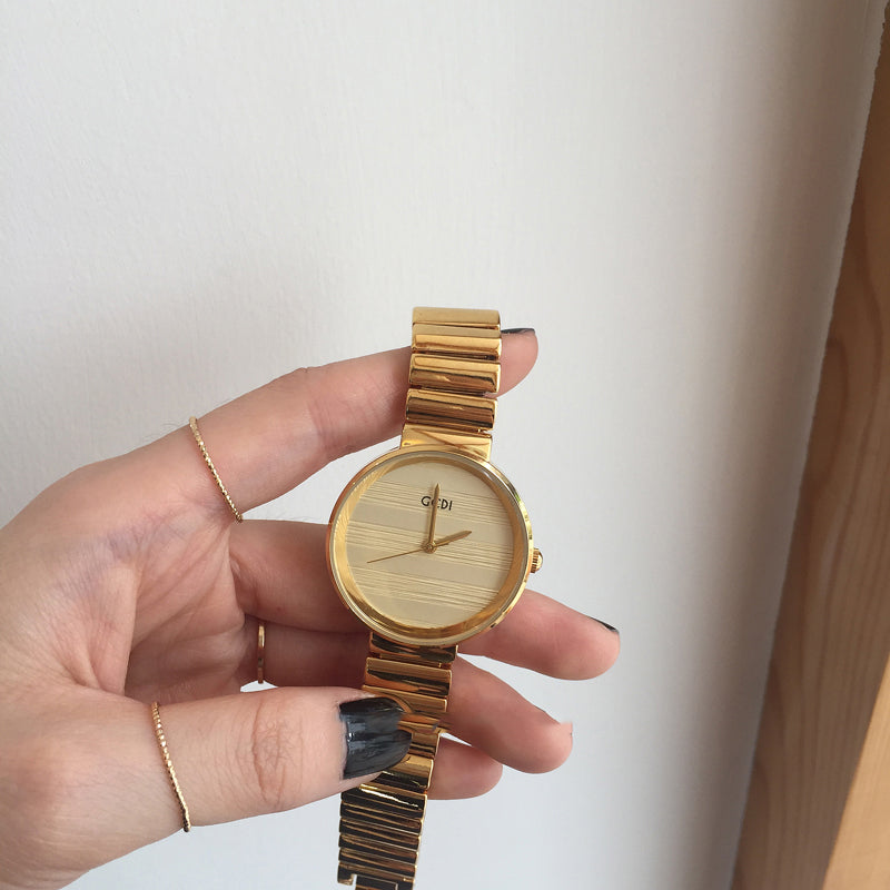 Goldene Damenuhr mit Quarzwerk | LuxeStyle