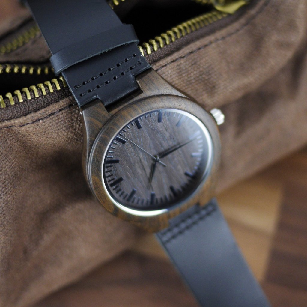 Armbanduhr aus Ebenholz mit Lederarmband | LuxeStyle