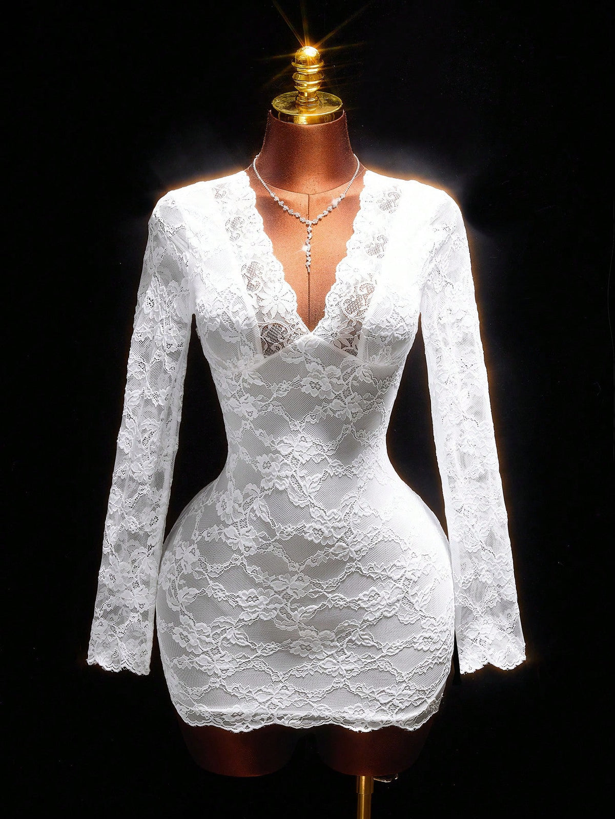 Schlankes Spitzenkleid mit hoher Taille | LuxeStyle