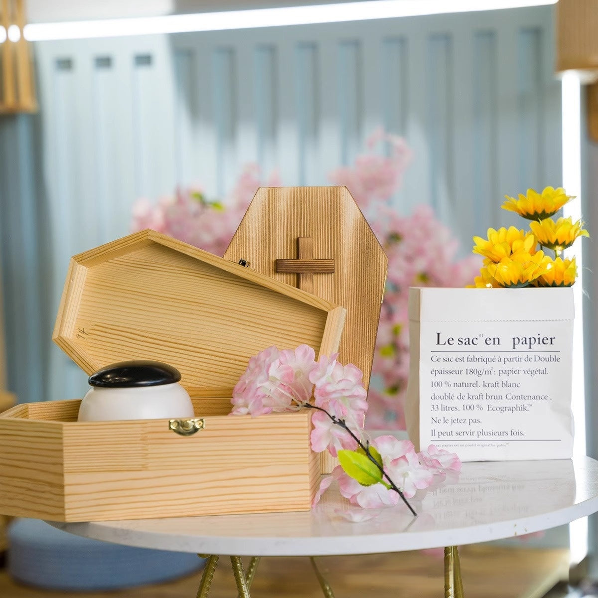 Urne für Tierasche – Kiefernholz mit Kreuz – Bild 1 | LuxeStyle