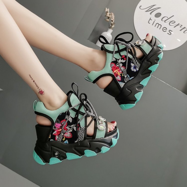 PU-Sandalen mit Schnürung und Blockabsatz | LuxeStyle