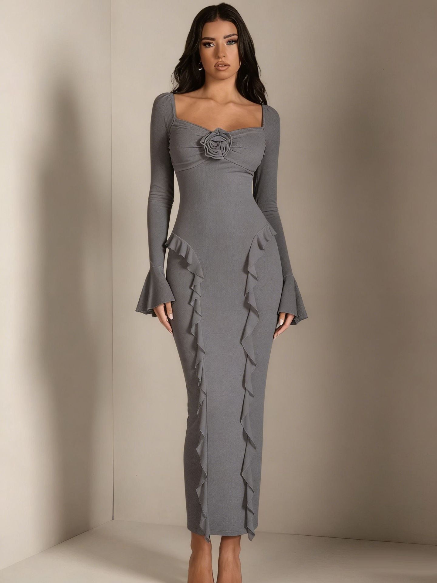Tailliertes Midikleid mit Blumenprägung
