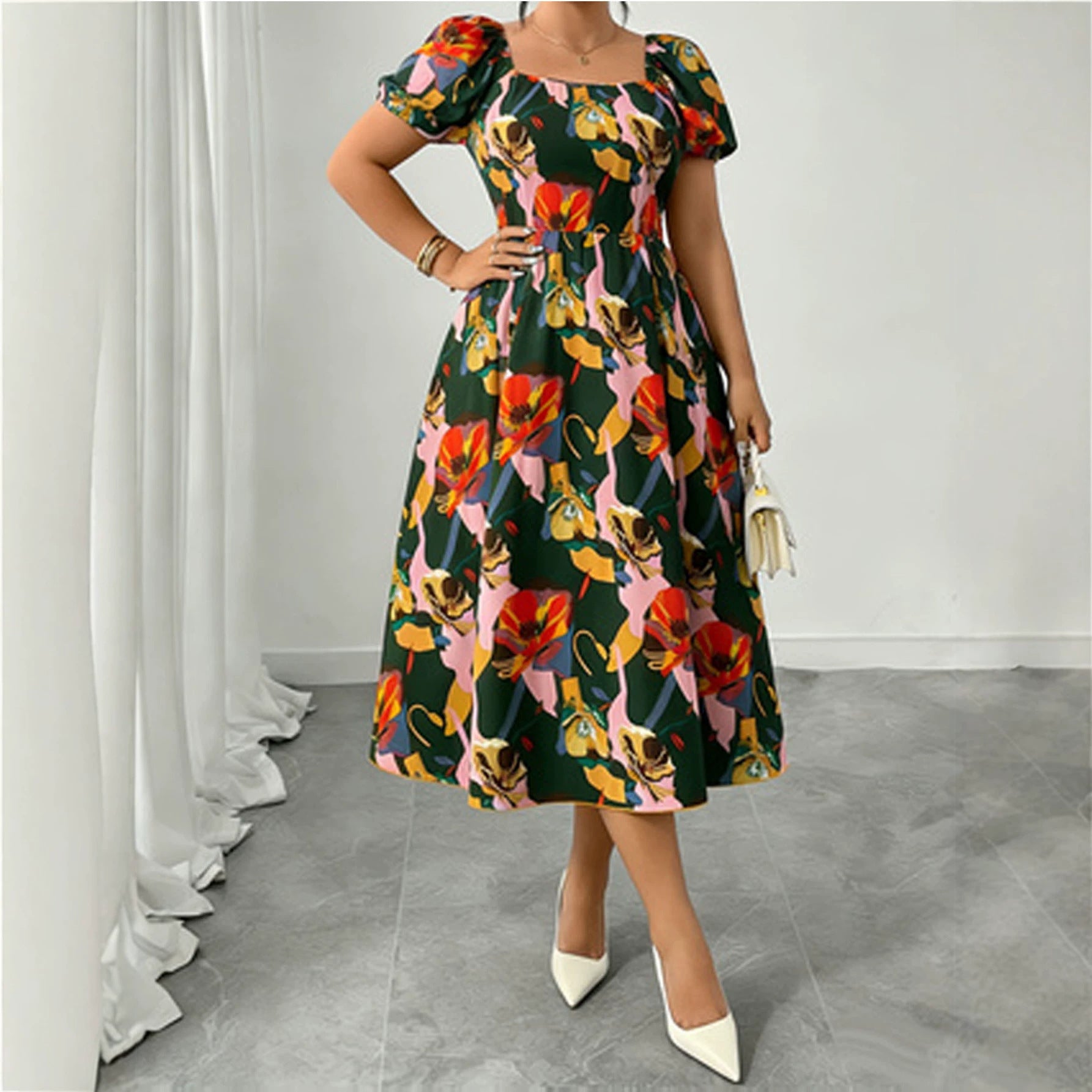 Midi-Kleid mit Blumenmuster und Viereck-Ausschnitt