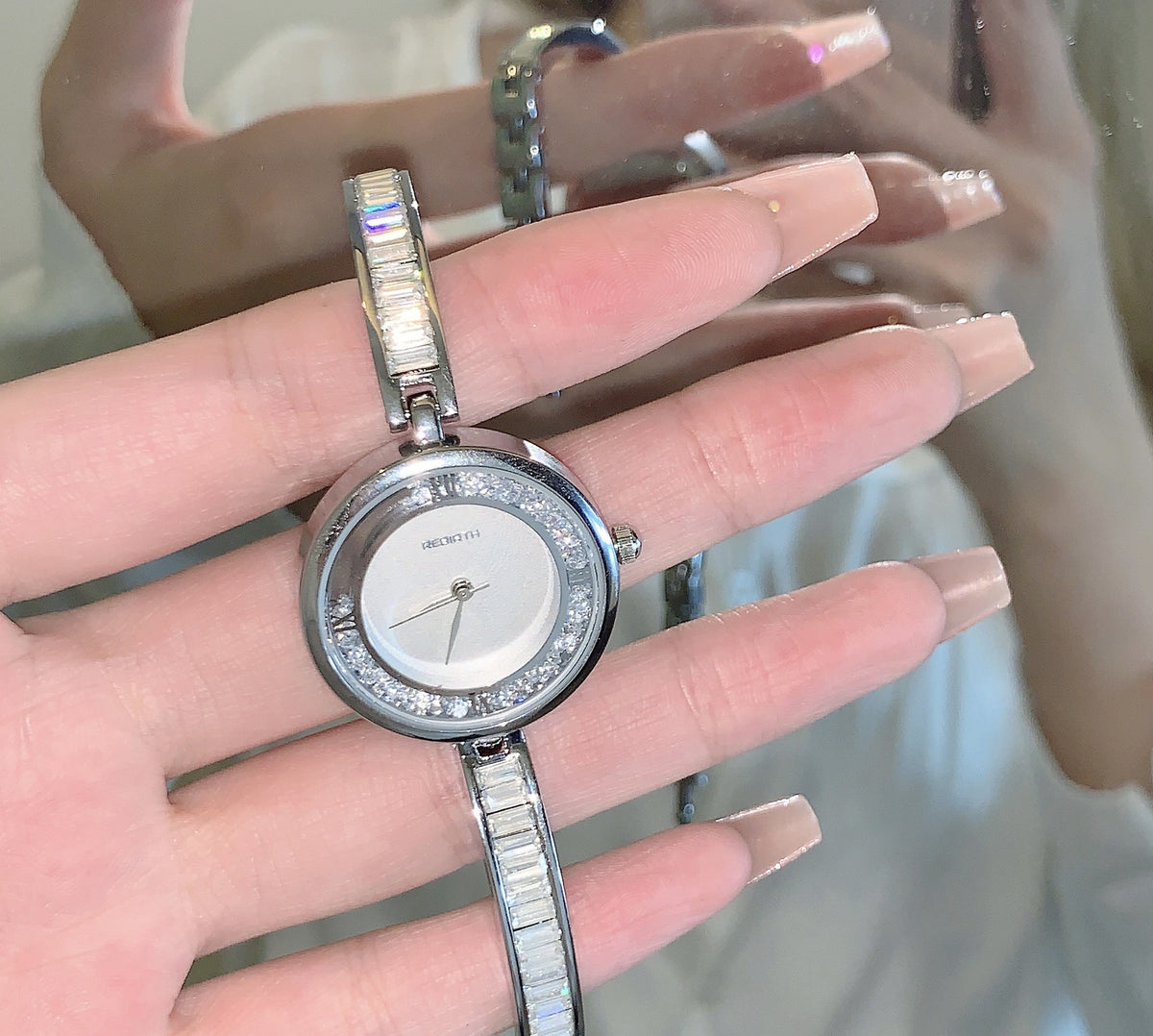 Damen-Armbanduhr mit Diamant-Akzenten – Bild 10 | LuxeStyle
