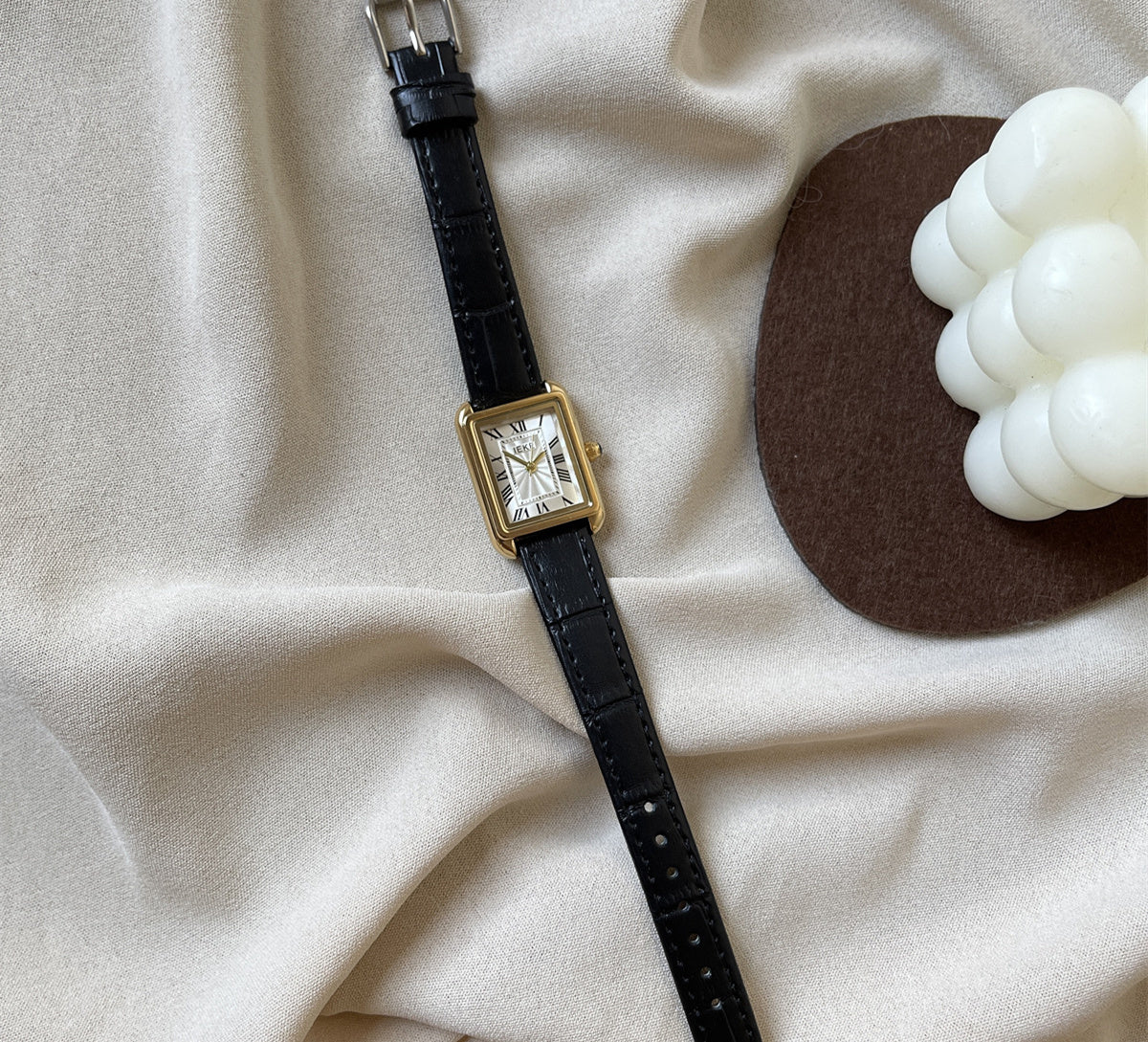 Elegante Damenuhr mit quadratischem Zifferblatt – Bild 10 | LuxeStyle