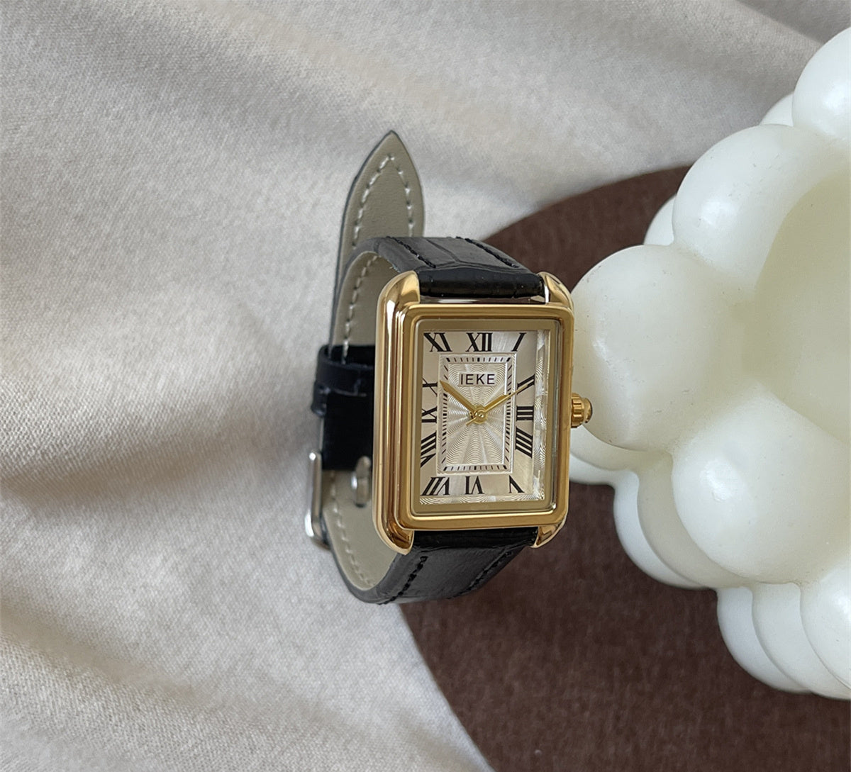 Elegante Damenuhr mit quadratischem Zifferblatt – Bild 6 | LuxeStyle