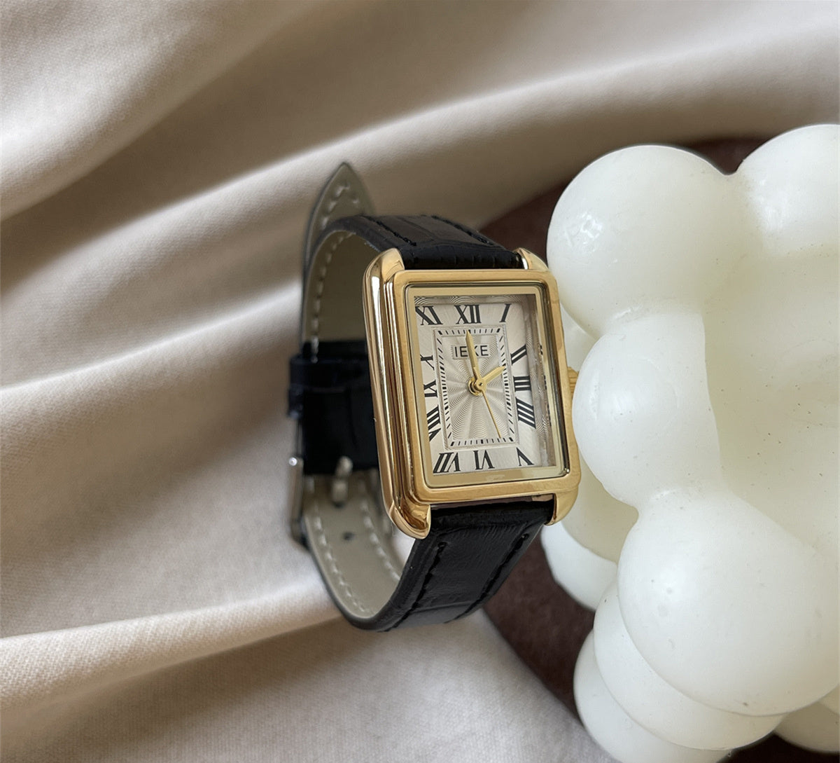 Elegante Damenuhr mit quadratischem Zifferblatt – Bild 12 | LuxeStyle