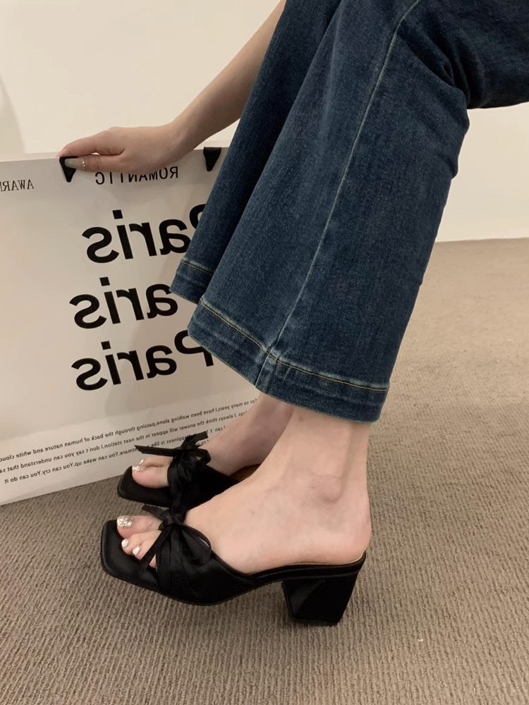 Satin-Sandalen mit Schleife und Chunky-Absatz – Bild 2 | LuxeStyle