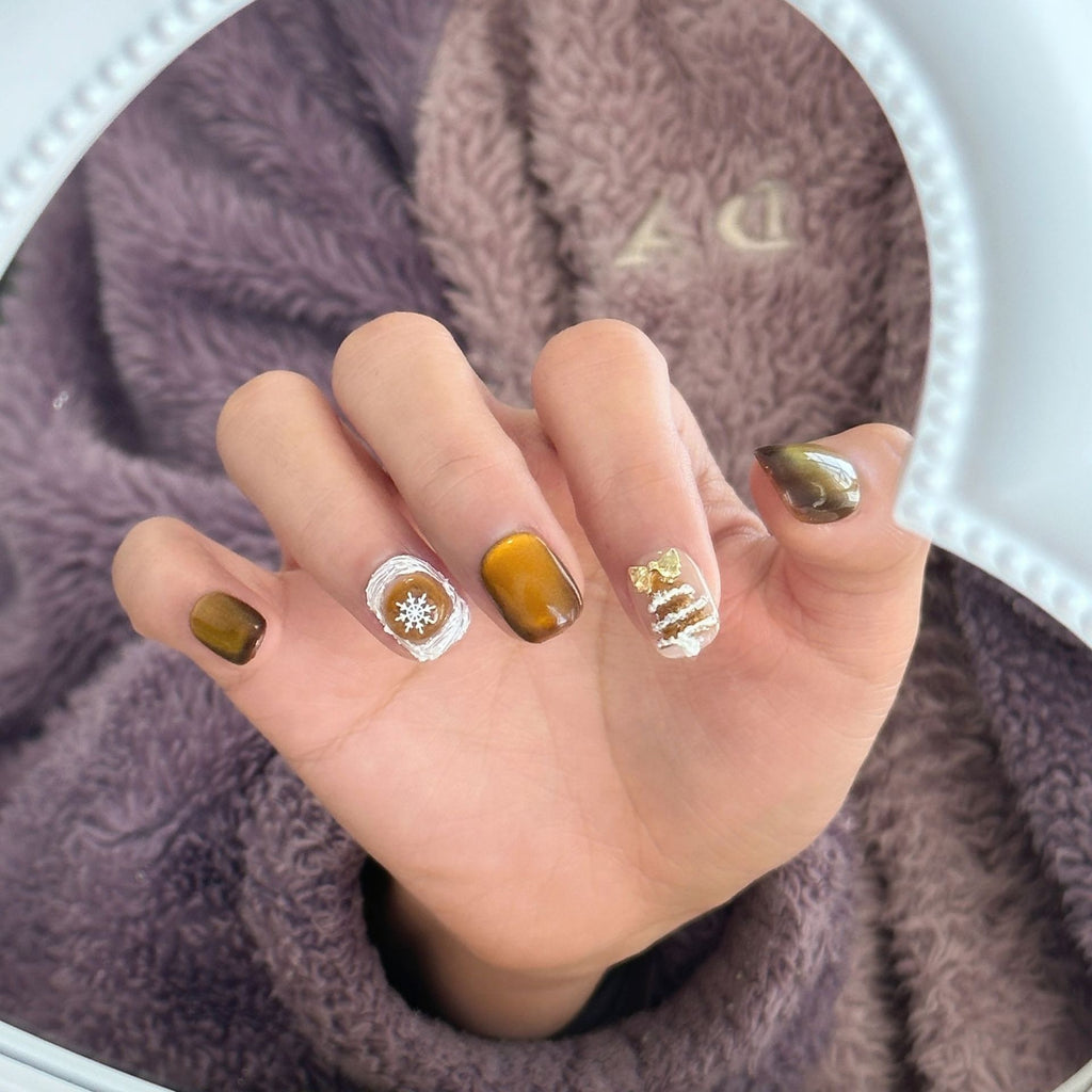Caramel Cat's Eye Schneeflocken-Nägel – Bild 8 | LuxeStyle