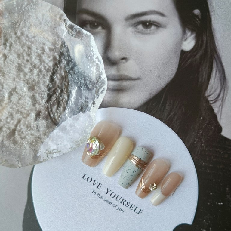 Warme Herbst-/Winter-Nagel-Patches mit Strass – Bild 3 | LuxeStyle