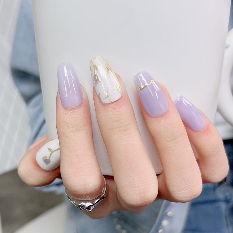 Handbemalte Nägel "Purple Tulip" mit Spiegeleffekt – Bild 2 | LuxeStyle