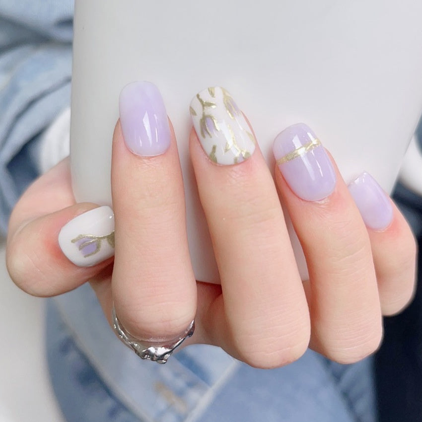 Handbemalte Nägel "Purple Tulip" mit Spiegeleffekt – Bild 9 | LuxeStyle