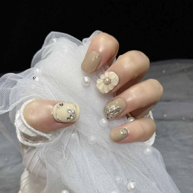 Handbemalte 3D-Blumen Nägel Milch-Tee – Bild 2 | LuxeStyle