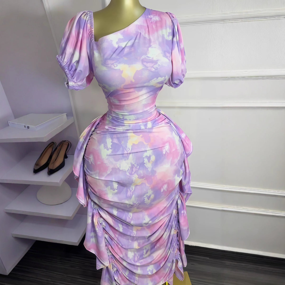 Lila Bodycon Kleid mit Puffärmel und Rüschensaum | LuxeStyle
