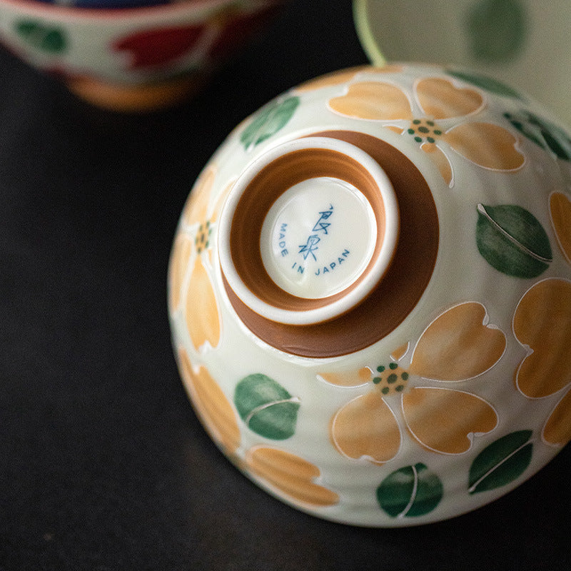 Japanische Keramik-Teeschale mit Blumenmuster