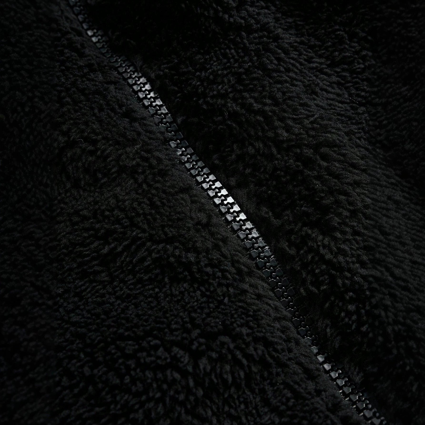 Schwarze Felljacke mit Reissverschluss