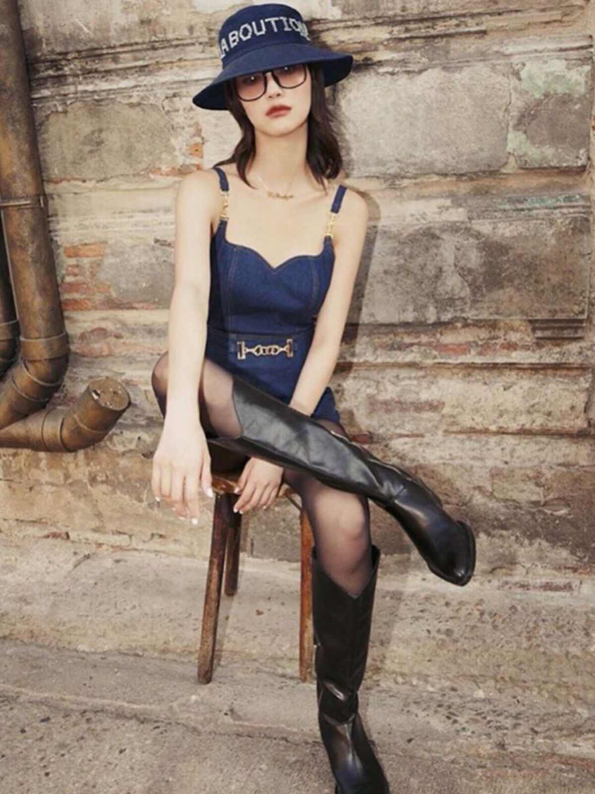 Figurformender Jeans-Jumpsuit mit hohem Bund