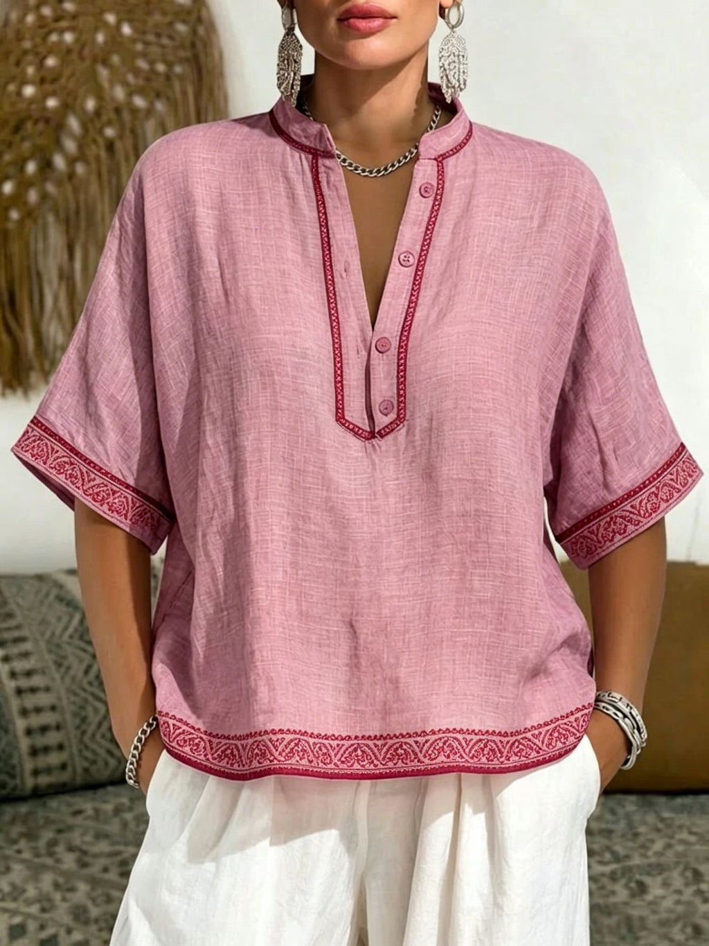 V-Neck T-Shirt mit Spitze und Knöpfen