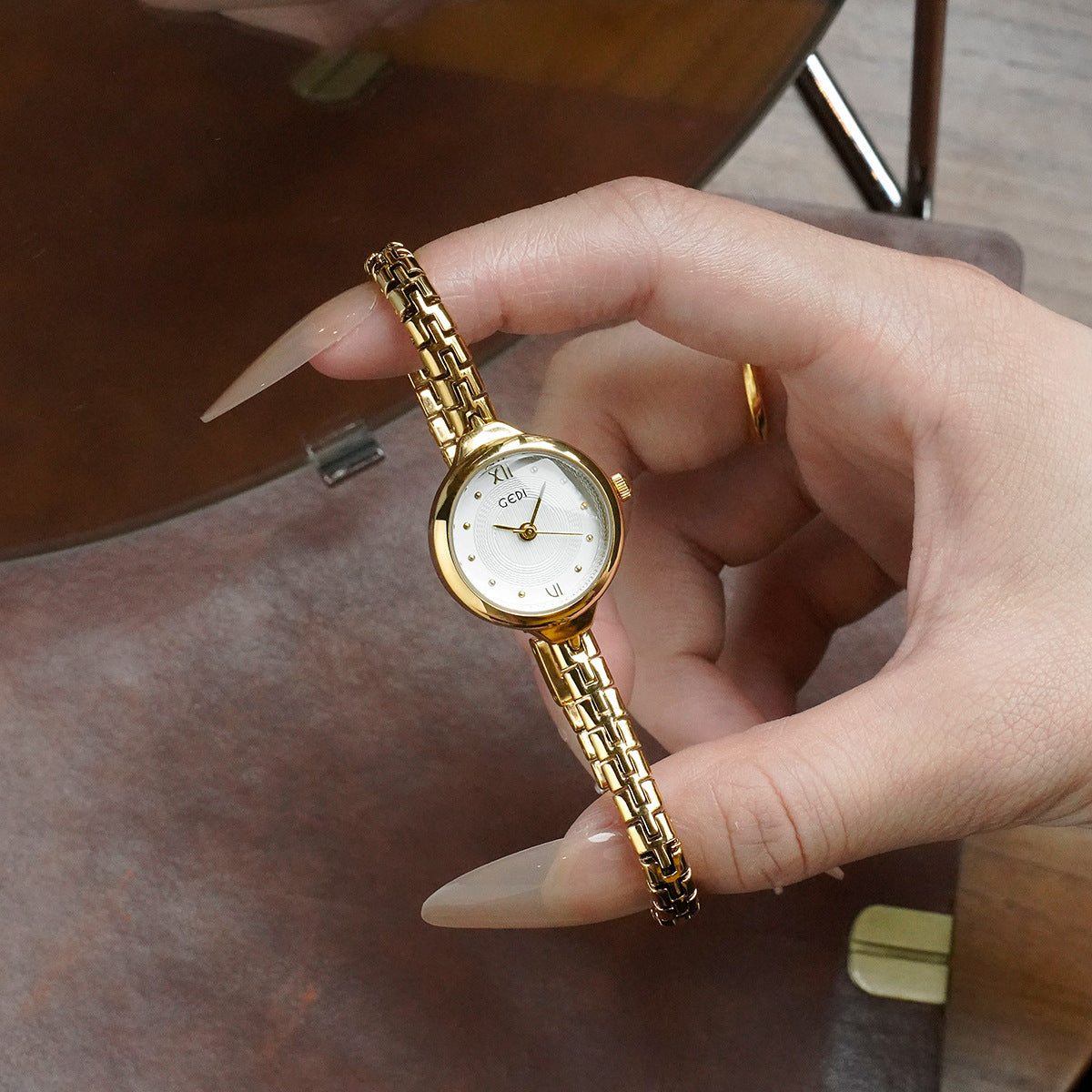 Quarzuhr für Damen mit Armband – Bild 5 | LuxeStyle