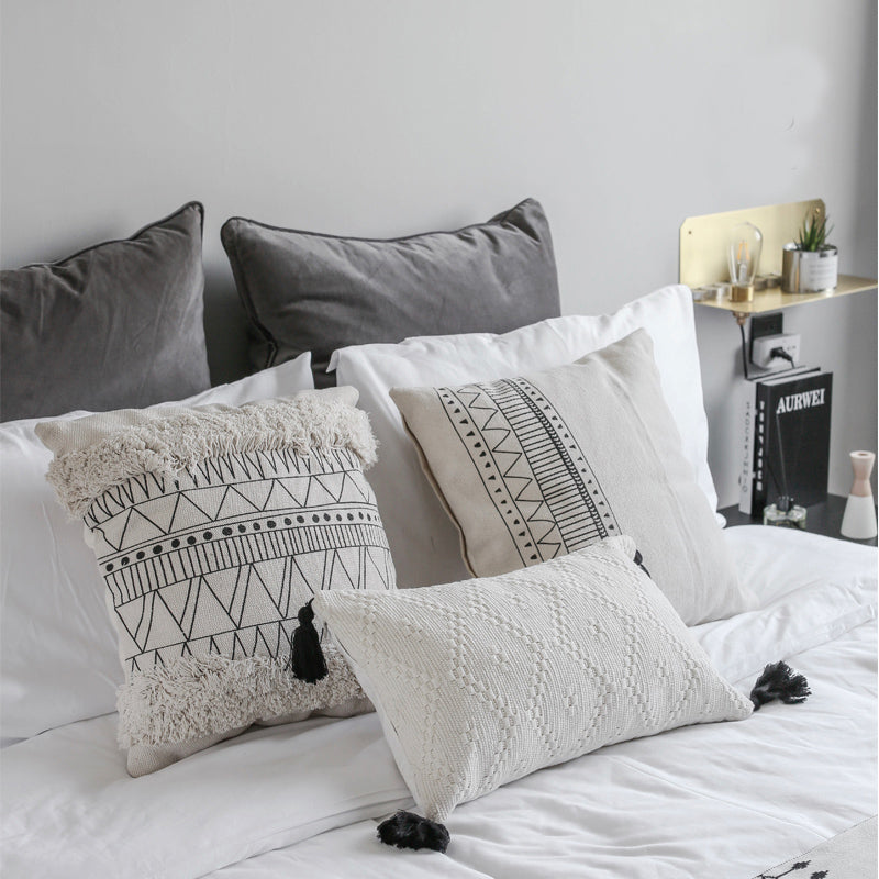 Geometrisches Kissen mit Troddeln, Schwarz-Weiss – Bild 2 | LuxeStyle