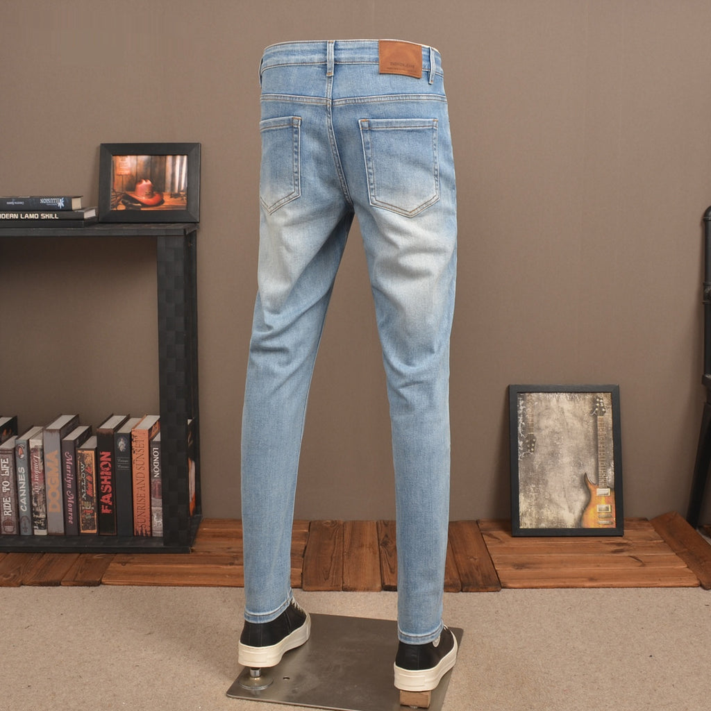 Leichte, hellblaue Jeans
