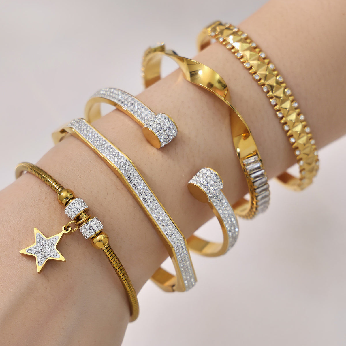 Glänzendes Edelstahl-Armband mit Kristallen – Bild 10 | LuxeStyle