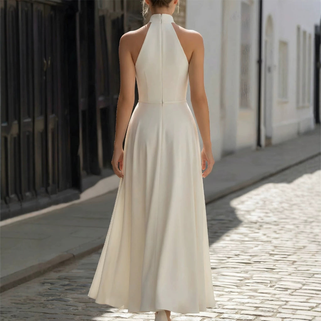 Elegantes, tailliertes Neckholder-Abendkleid