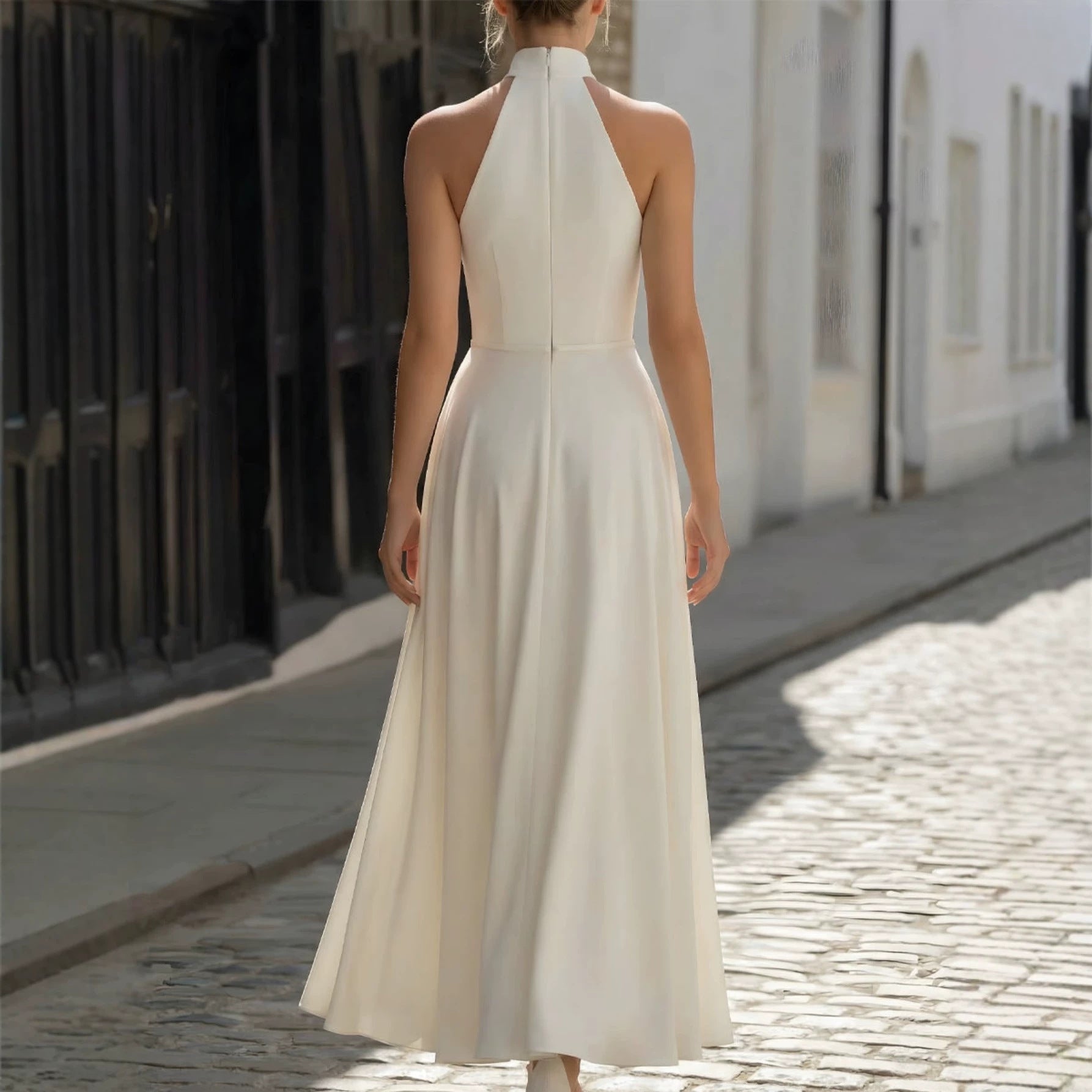 Elegantes, tailliertes Neckholder-Abendkleid