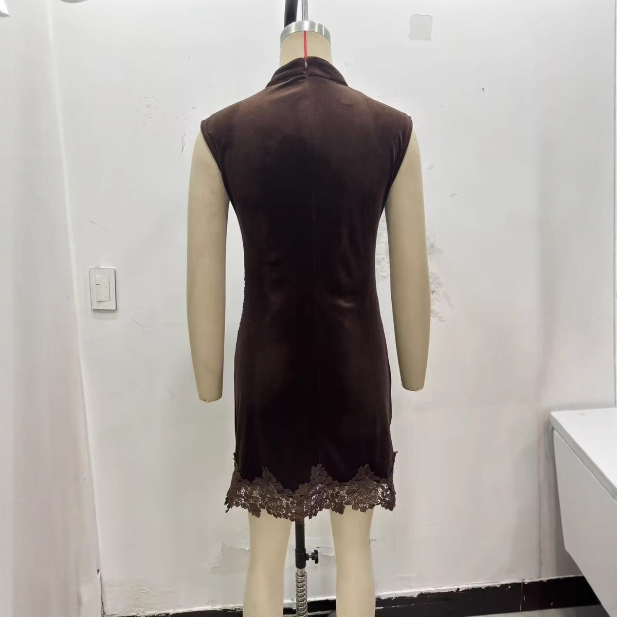 Samtkleid mit Spitze und hoher Taille – Bild 5 | LuxeStyle