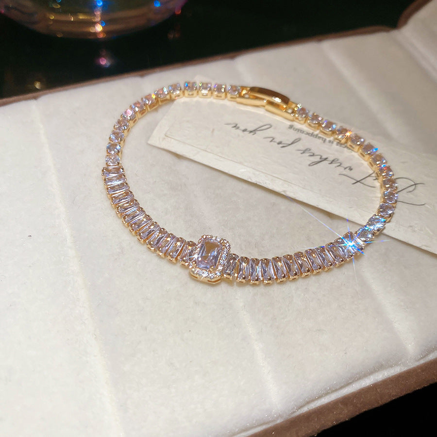 Diamantförmiges Zirkonia-Armband mit etherealem Glanz