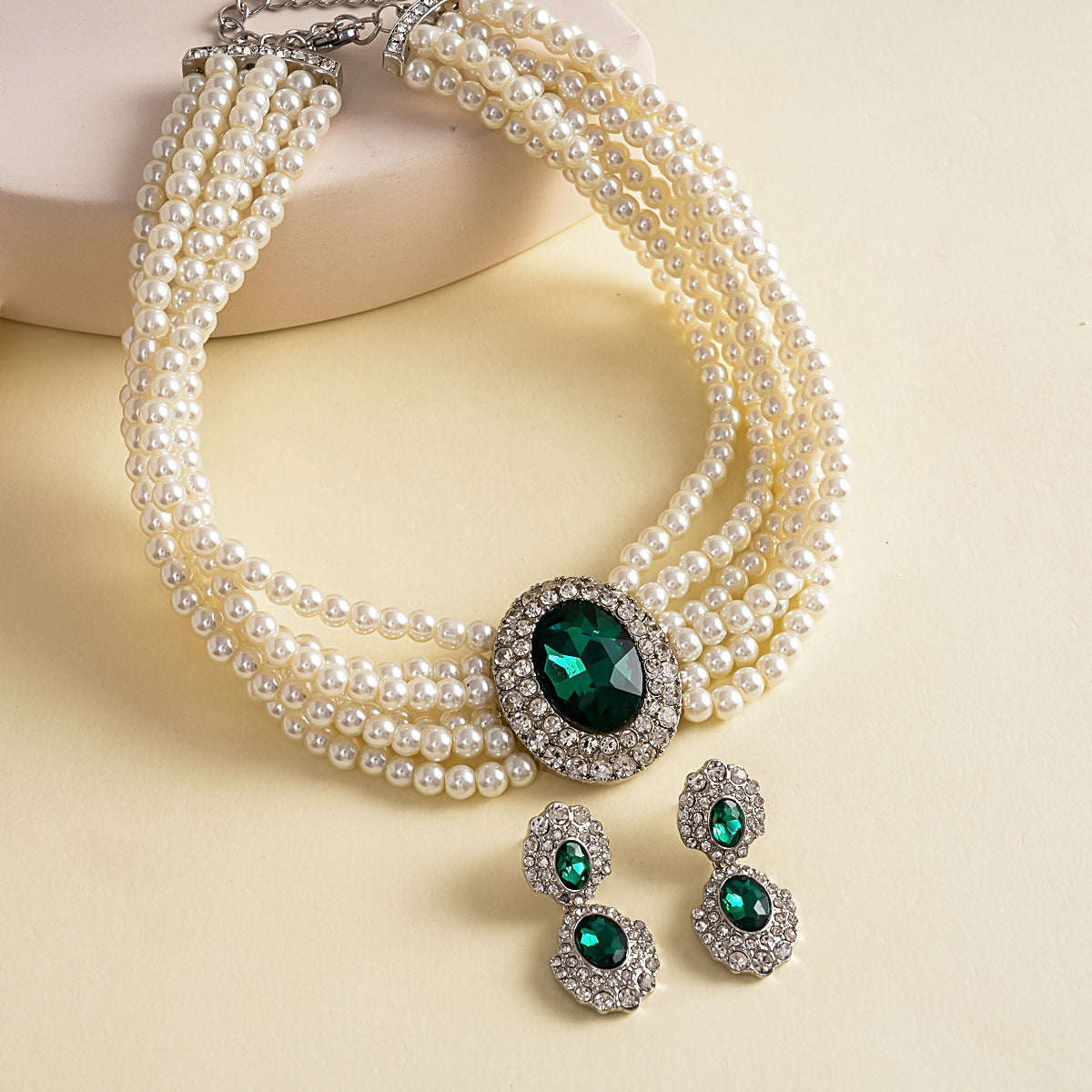 Halskette und Ohrringe mit Perlen und Strass – Bild 3 | LuxeStyle