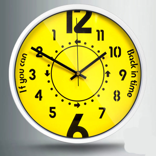 Quarz-Wanduhr mit gegenläufigen Zeigern – Bild 1 | LuxeStyle