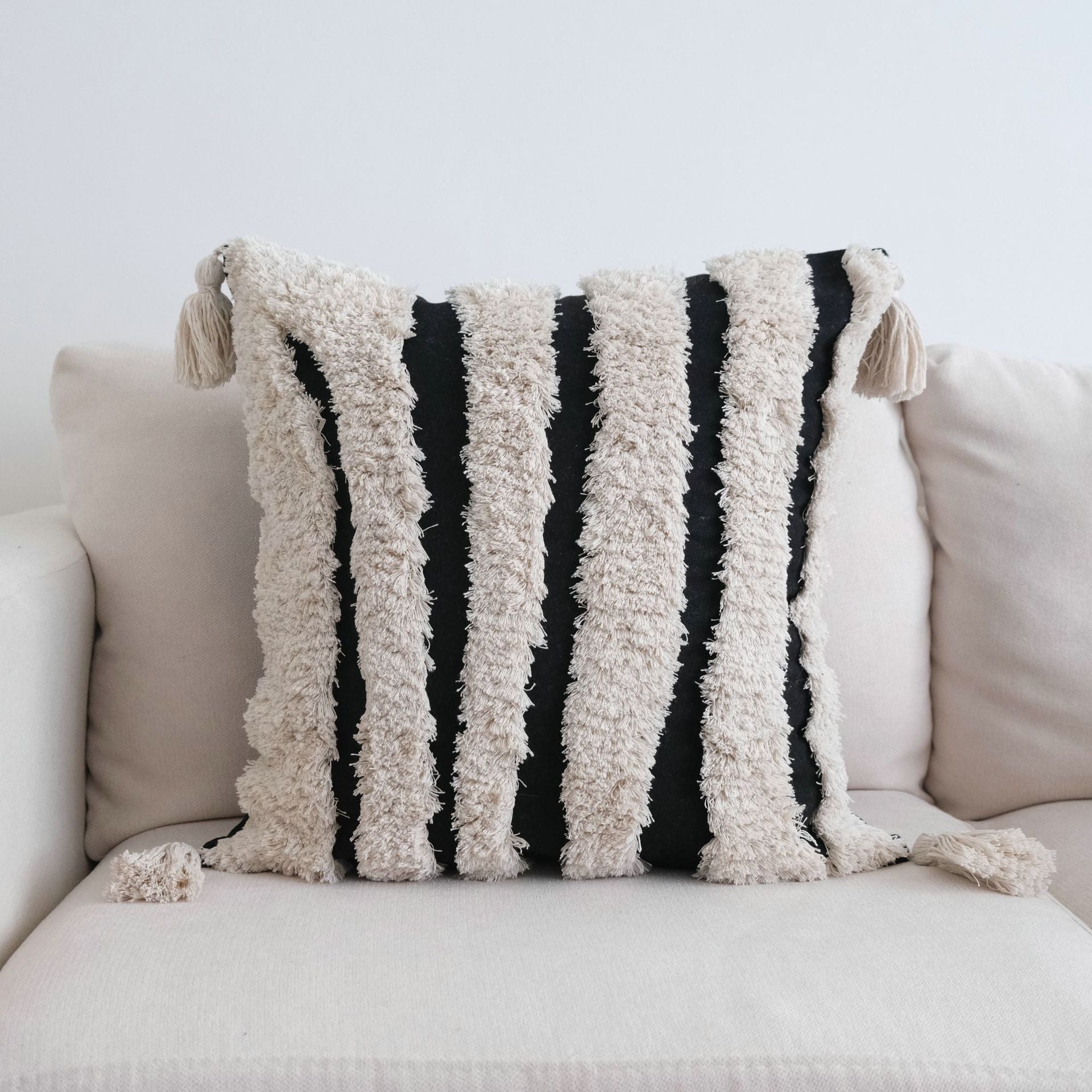 Kissenbezug mit Quasten – Beige/Schwarz