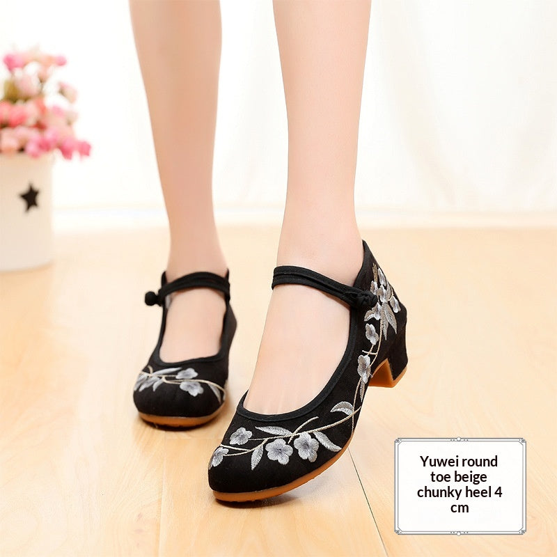 Bestickte Tanzschuhe im antiken Stil