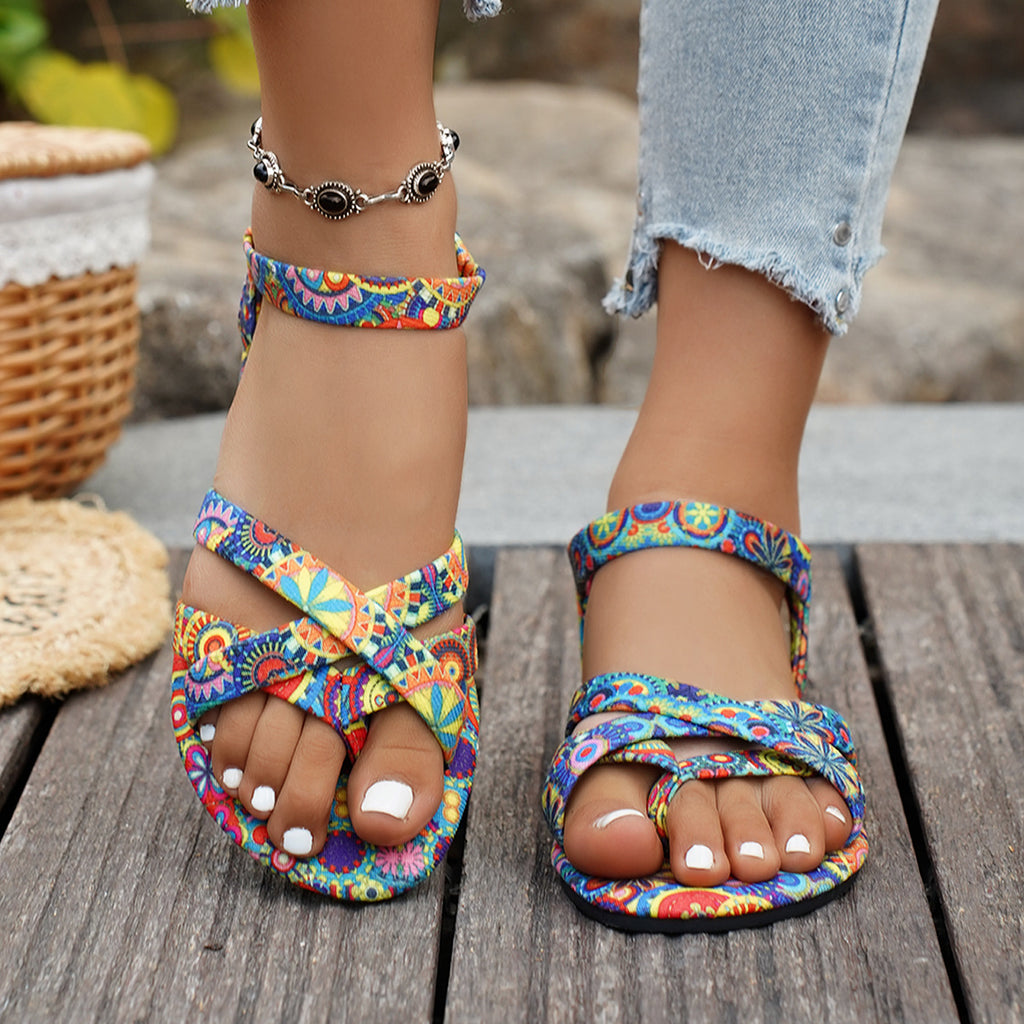 Flache Rattan-Sandalen mit Ethno-Print – Bild 6 | LuxeStyle