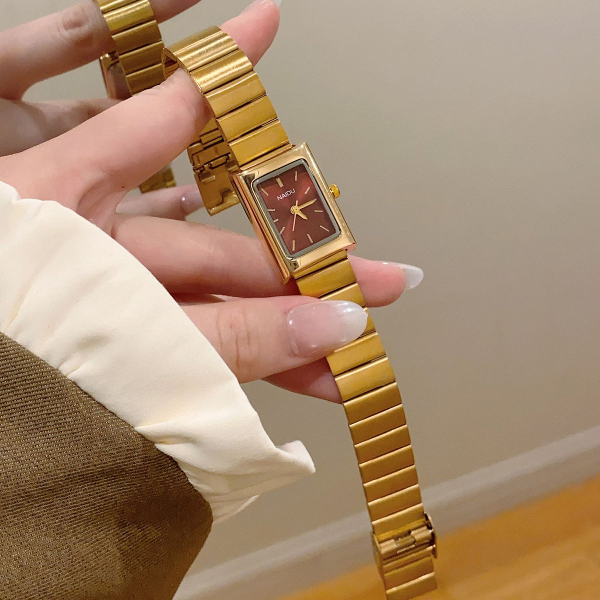 Minimalistische 3D Instagram-Uhr – Gold/Schwarz – Bild 5 | LuxeStyle