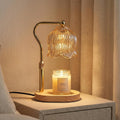Kerzenwärmer-Lampe mit Tulpen-Glasschirm und Holzsockel auf Nachttisch