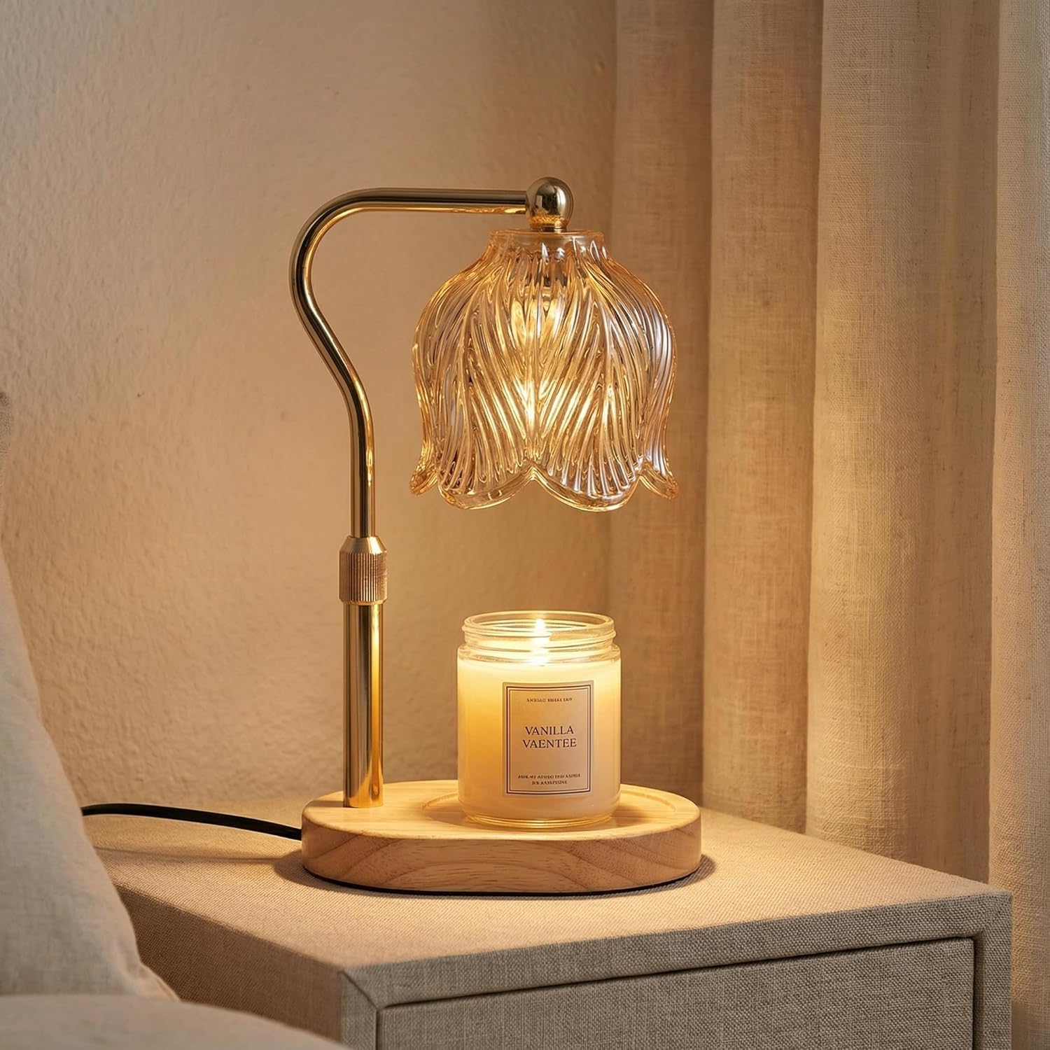 Kerzenwärmer-Lampe mit Tulpen-Glasschirm und Holzsockel auf Nachttisch