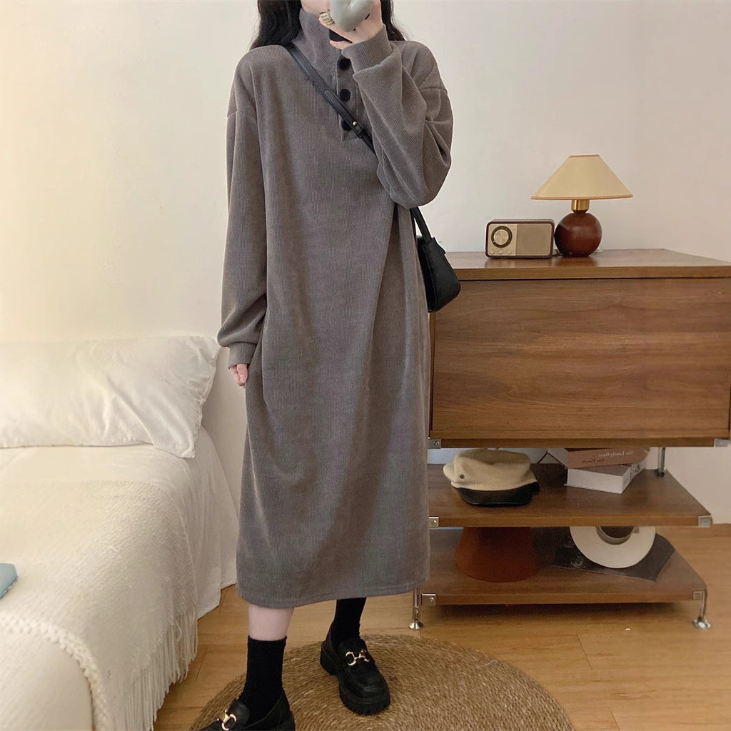 Rollkragen-Maxikleid mit Knöpfen