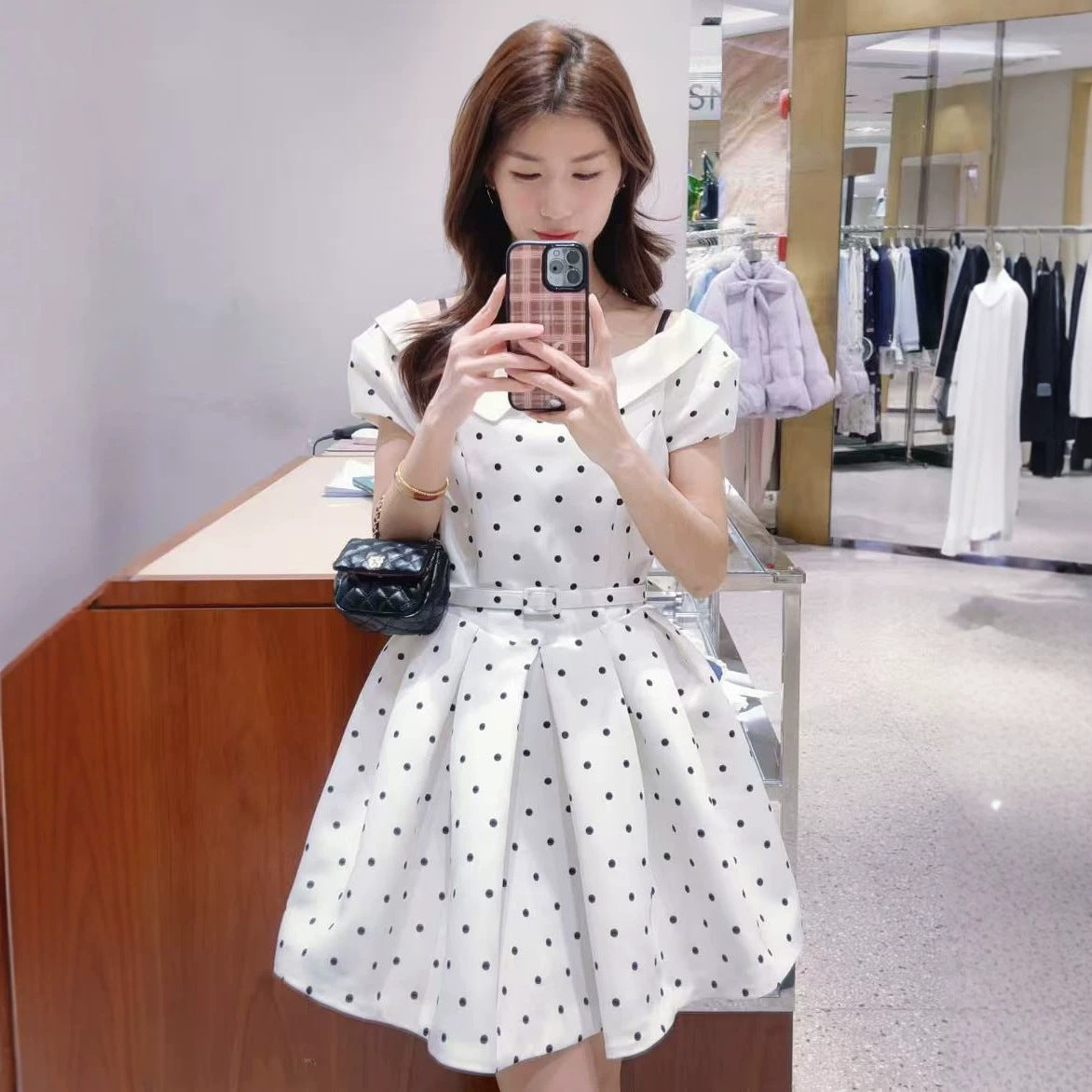 Lapelle Kleid mit definiertem Bund