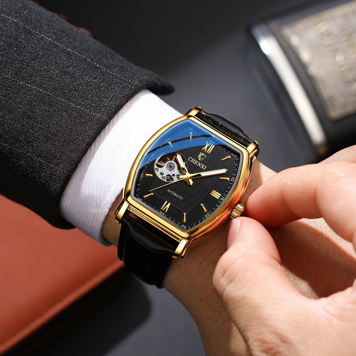 Automatische, hohle Herrenuhr mit Lederarmband | LuxeStyle