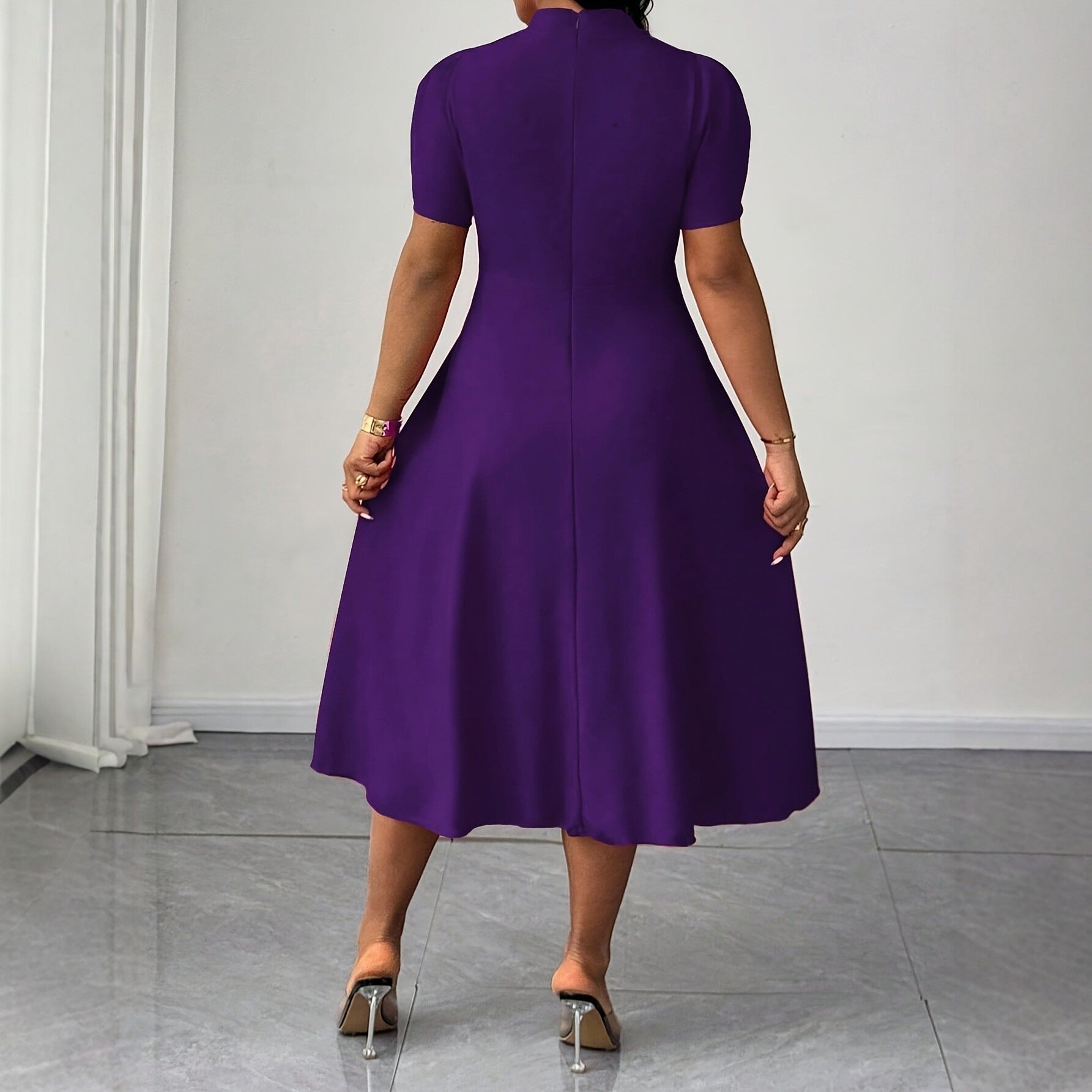 Knielanges A-Linien Kleid mit Halbhohem Kragen