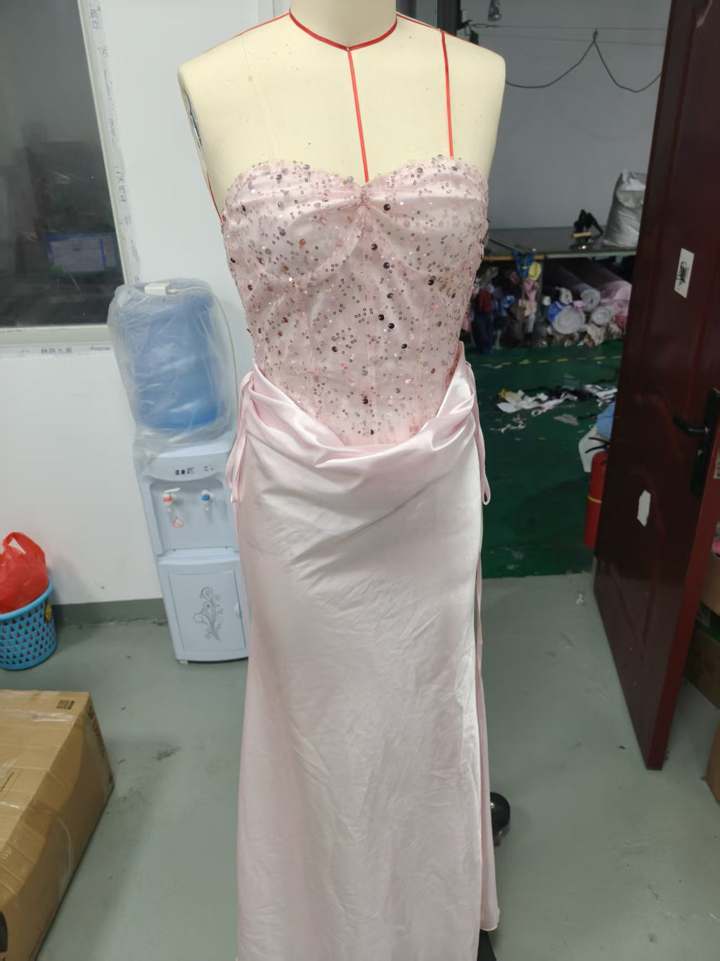 Trägerloses Pailletten-Satin Meerjungfrauen-Abendkleid – Bild 3 | LuxeStyle