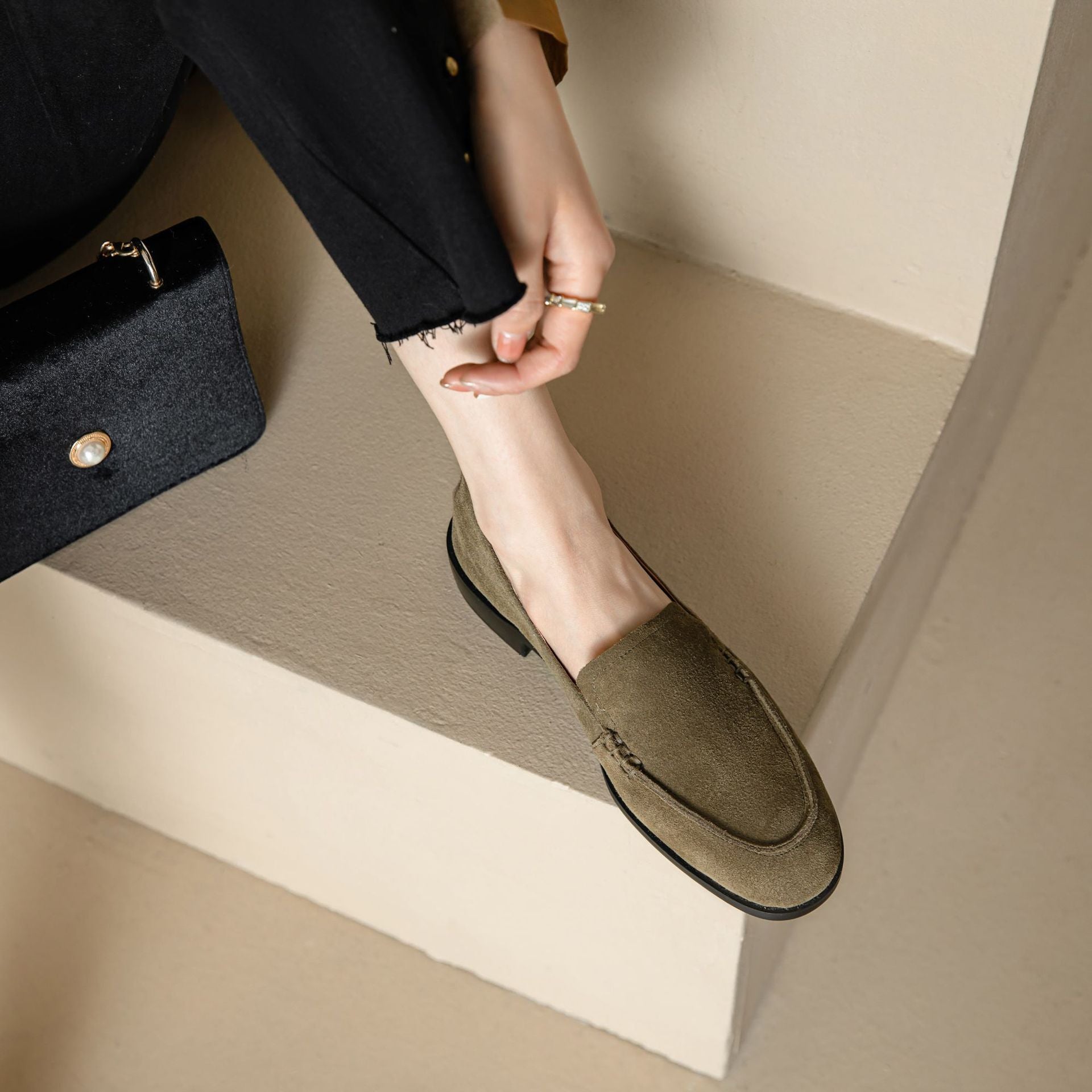 Slipper aus Wildleder mit niedrigem Absatz