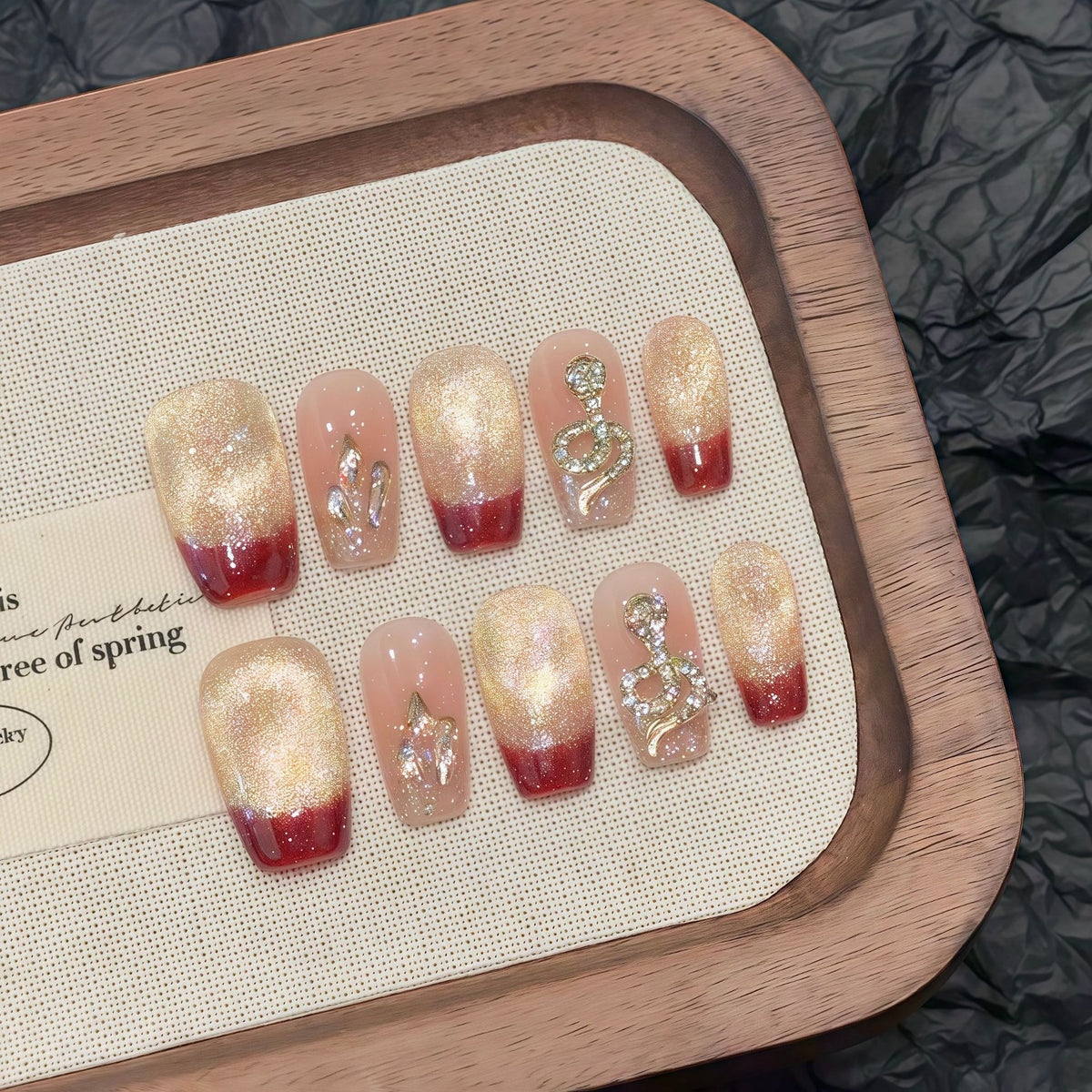 Rotes Cat's Eye Nagelset zum Aufkleben – Bild 6 | LuxeStyle