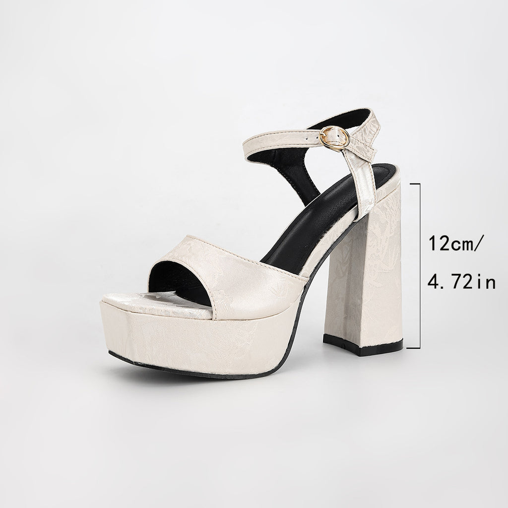 Satin Plateau-Sandalen mit Stickerei
