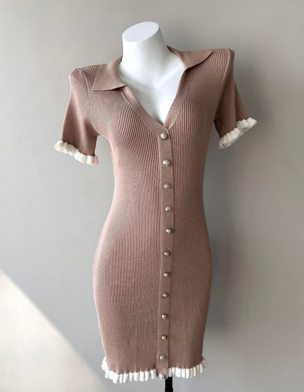 Kurzes, hochtailliertes Kleid im French-Stil – Bild 5 | LuxeStyle